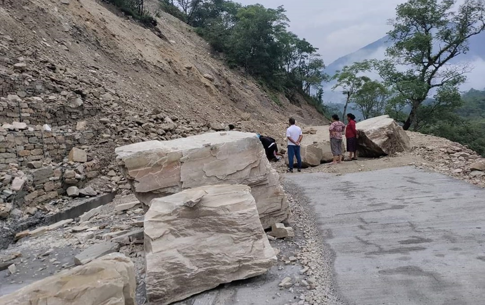 पहिरोमा परी त्रियुगामा एक जनाको मृत्यु, दुई घाइते